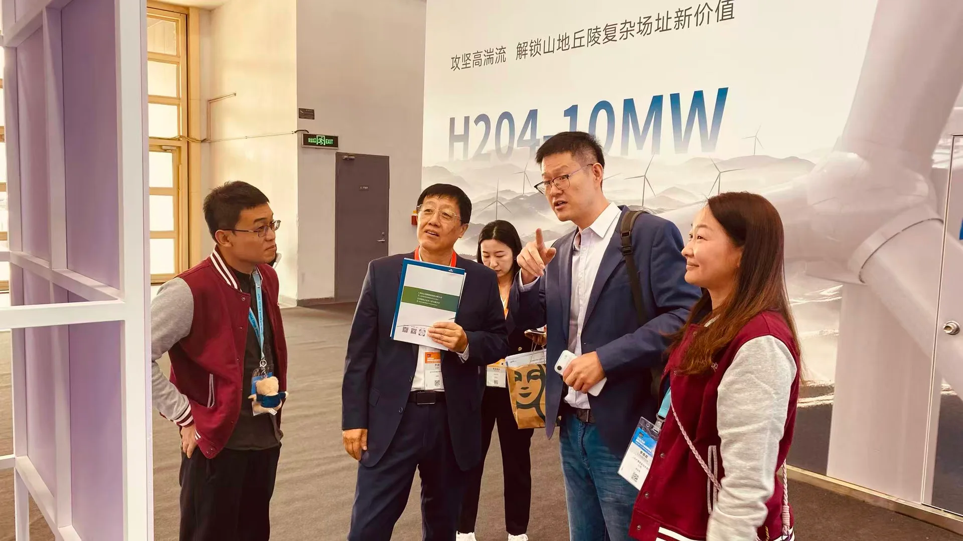 Goldwind Chairman and Chief Engineer Wu Gang visits the Clobotics booth