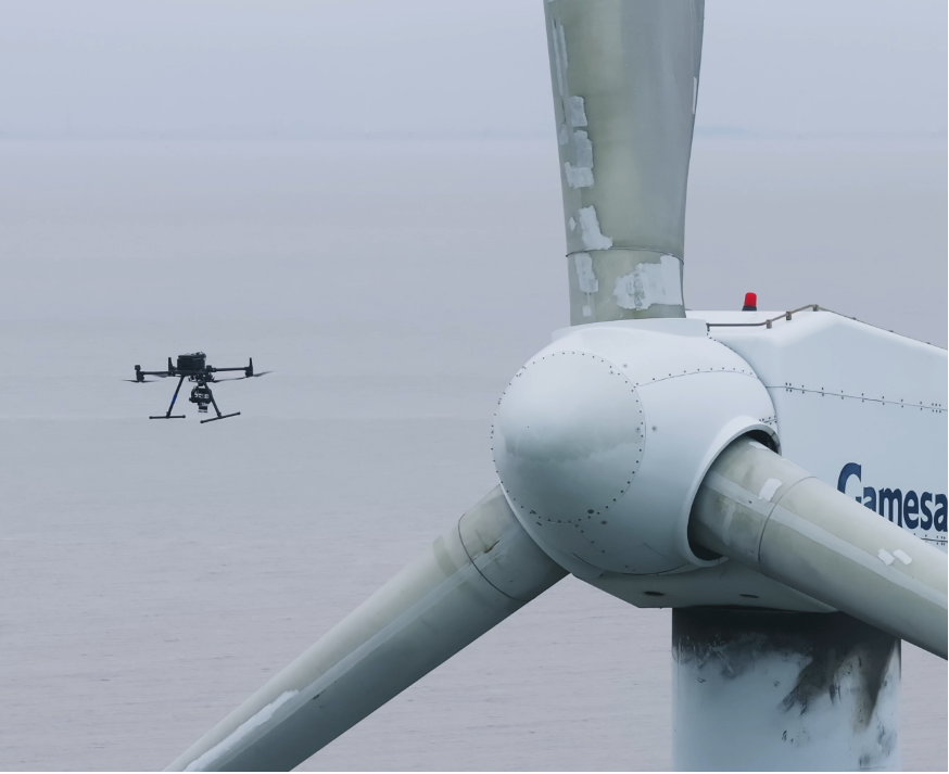 Hummingbird performing a lightning protection measurement at a turbine